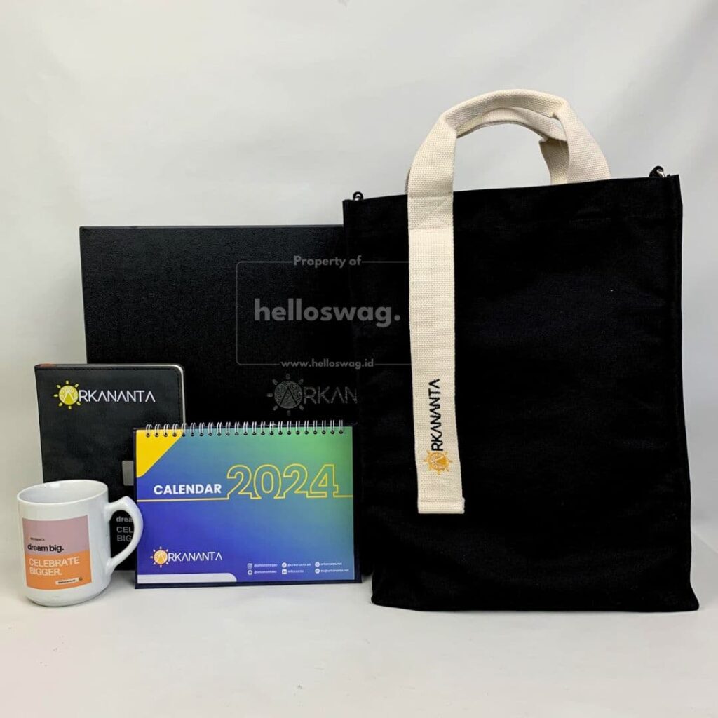 Souvenir Event Gift Set Berisi Buku Agenda Mug Keramik Kalender Meja dan Tas Totebag Custom Desain dan Logo 4