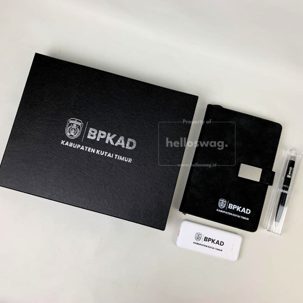 Souvenir Gift Set Dengan Hardbox Berisi Buku Agenda Pengunci Magnet Pulpen Stainless dan Powerbank Custom Logo 7